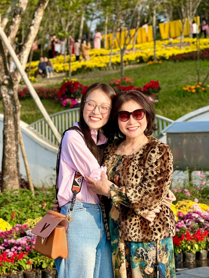 Khánh Vy được biết đến là người con vô cùng hiếu thảo với cha mẹ.