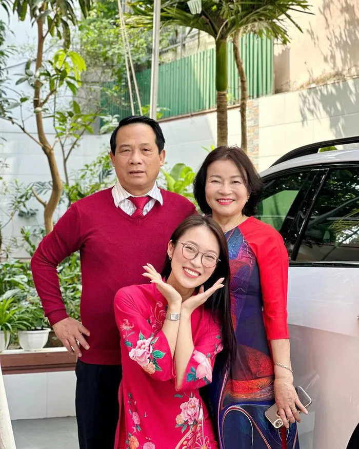 Khánh Vy rạng rỡ bên cạnh bố mẹ.
