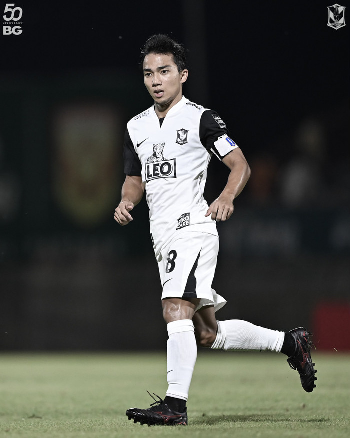 Chanathip đã phải lĩnh thẻ đỏ đầu tiên trong sự nghiệp cầu thủ. Ảnh: BG Pathum United