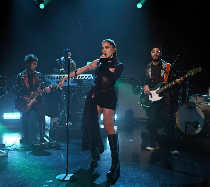 Nữ ca sĩ gây sốc với màn biểu diễn 18+, khán giả nhức mắt trước loạt động tác khiêu khích Ảnh 1