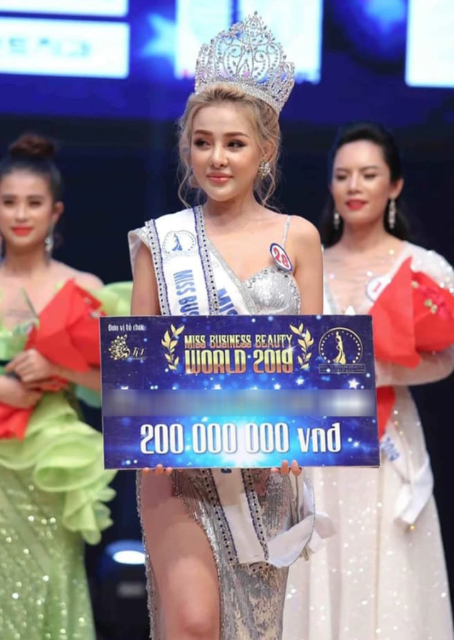 Năm 2019, Ngân 98 đạt danh hiệu Á hậu 2 cuộc thi Hoa hậu Doanh nhân sắc đẹp thế giới (Miss Business Beauty World).