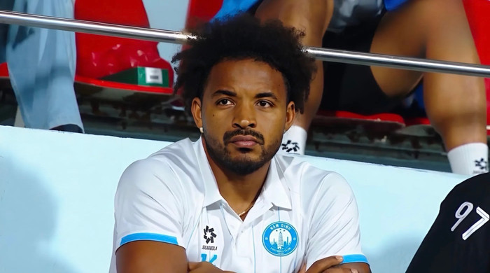 Ngồi lặng lẽ trên khán đài Thiên Trường, Nguyễn Xuân Son chỉ biết bất lực nhìn Ninh Bình FC tiếp tục chìm sâu trong khủng hoảng.