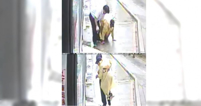 Thấy cụ bà khuyết tật bò dưới mưa để lên xe buýt, hành động sau đó của tài xế khiến ai cũng xúc động Ảnh 1