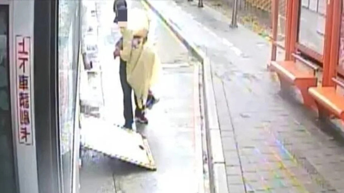 Thấy cụ bà khuyết tật bò dưới mưa để lên xe buýt, hành động sau đó của tài xế khiến ai cũng xúc động Ảnh 2