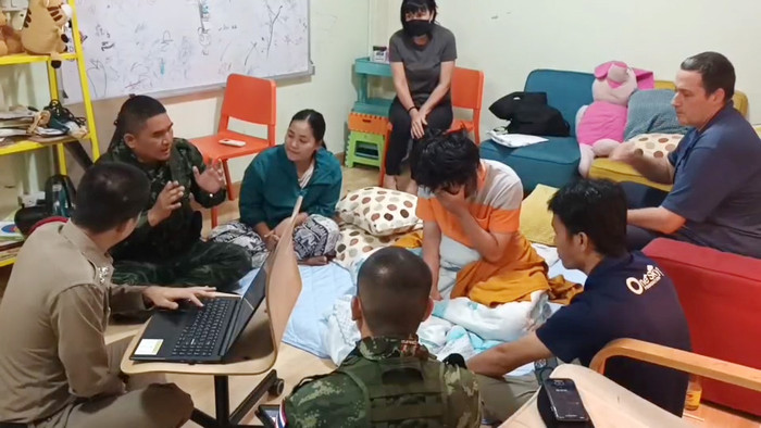 Lawrence hoảng loạn kể lại câu chuyện sống sót của mình. Ảnh: Khaosod