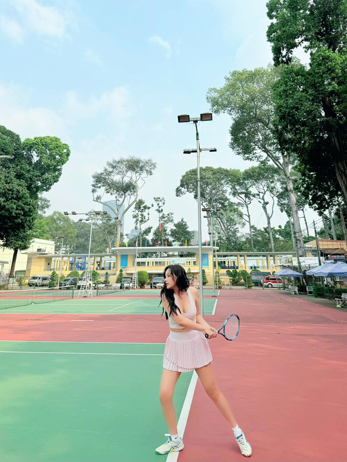 Mai Phương Thúy chăm chỉ tập tennis, từng không ít lần bất chấp thời tiết xấu để ra sân. Ảnh: FBNV