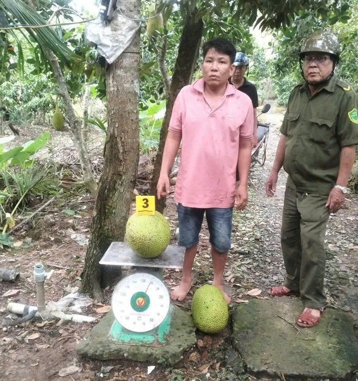 Lê Hoàng Lợi cùng tang vật của vụ án. 