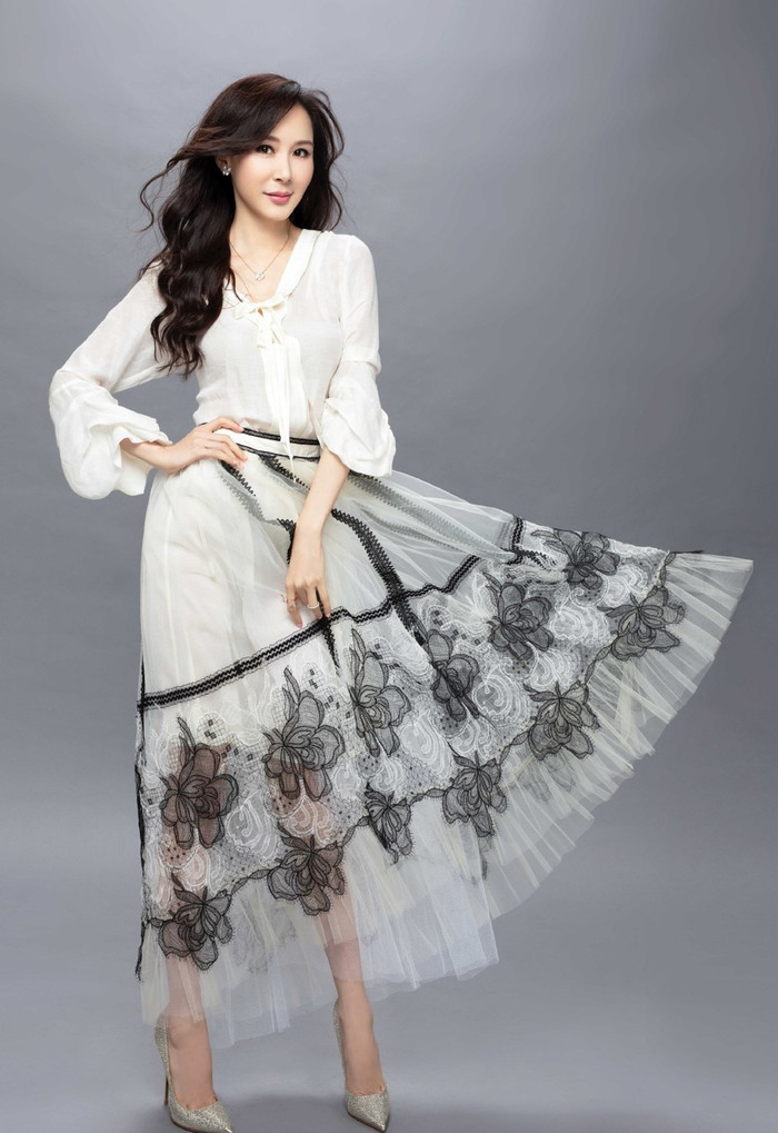 Tiêu Tường vướng ồn ào tình cảm, khi từng hẹn hò lần lượt 14 người đàn ông, trong đó có cả những người đã có gia đình. (Ảnh Weibo)