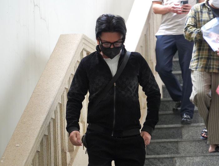 Ca sĩ Vũ Hà bước xuống khu vực an ninh để nhận lại đồ dùng cá nhân tại phiên toà sáng 28/10. (Ảnh: Trần Cường/Báo Thanh Niên)