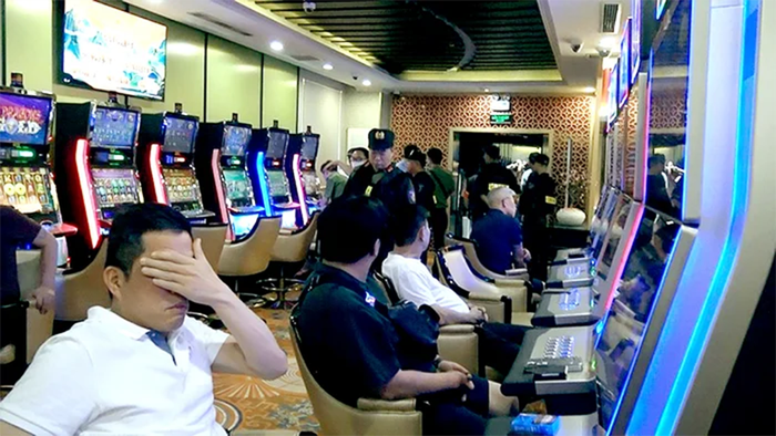 Bên trong câu lạc bộ King Club lúc bị bắt quả tang đánh bạc. (Ảnh: Chi Mai/Báo Tuổi Trẻ)