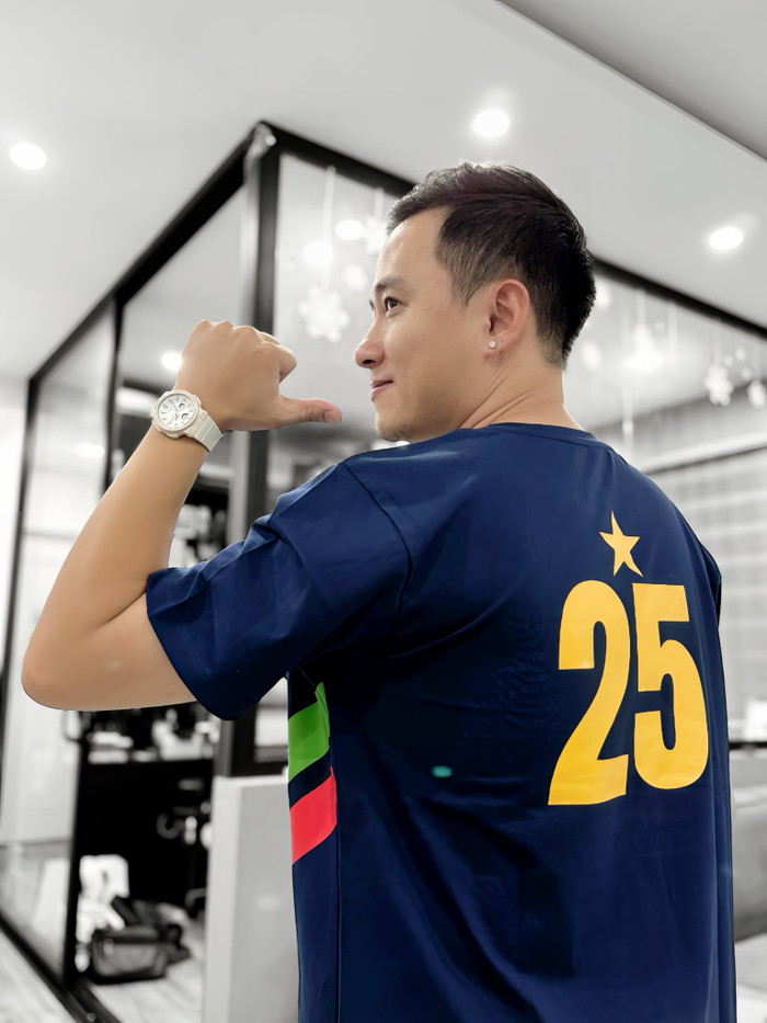 Ngọc Huy đeo mẫu đồng hồ có giá hơn 2 triệu đồng. Ảnh: FBNV