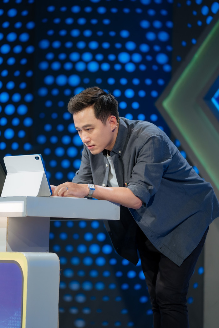 Ngọc Huy mang đồng hồ hơn 1 triệu đồng trong một lần ghi hình tại Đường lên đỉnh Olympia. Ảnh: FBNV