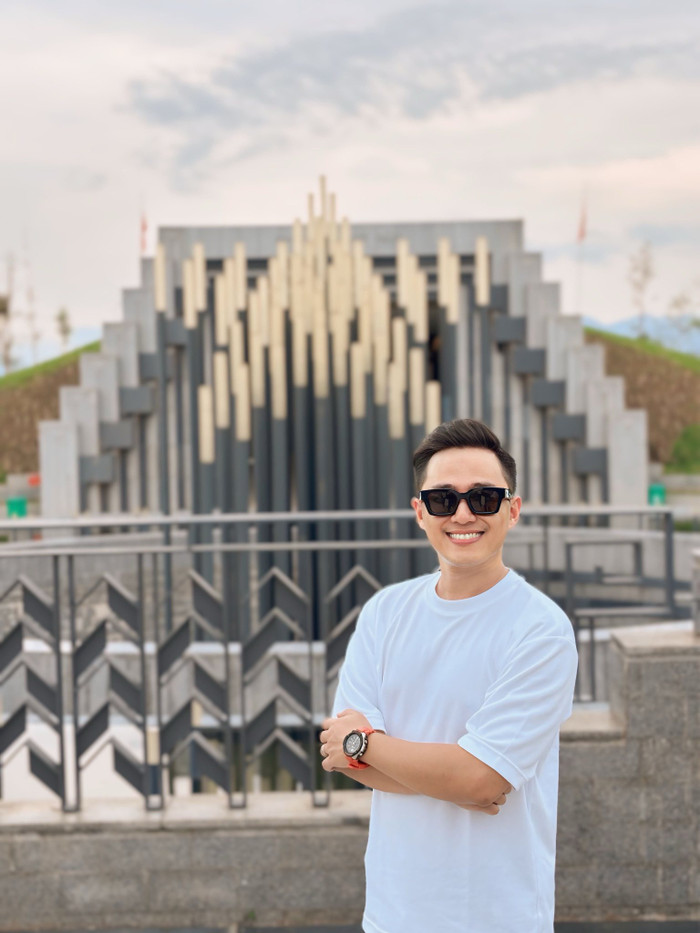 Nam MC chương trình Đường lên đỉnh Olympia chọn đồng hồ có giá trị khoảng 7 triệu đồng trong một chuyến công tác. Ảnh: FBNV