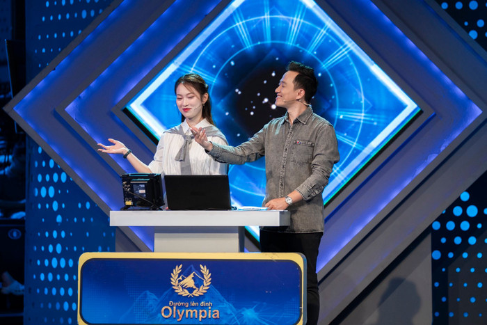 Ngọc Huy chăm đeo đồng hồ hơn 3 triệu khi dẫn Đường lên đình Olympia. Ảnh: FBNV