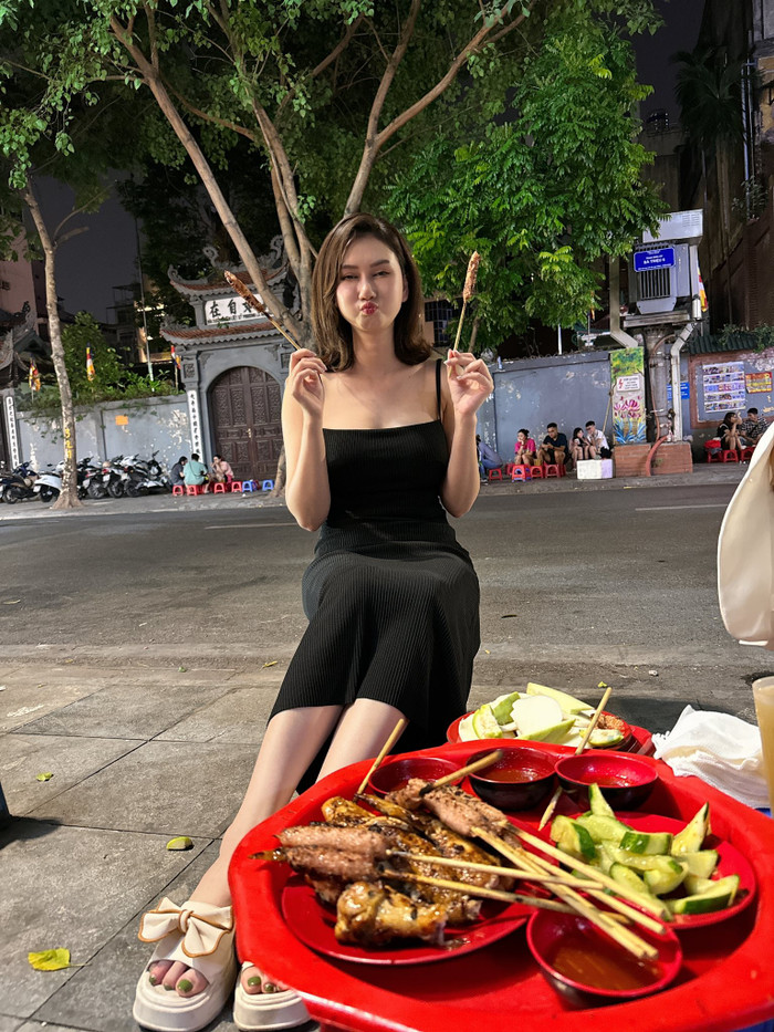 Bà mẹ hai con vẫn giữ được vóc dáng thon gọn, nuột nà khiến khán giả chú ý (Ảnh: FBNV). 