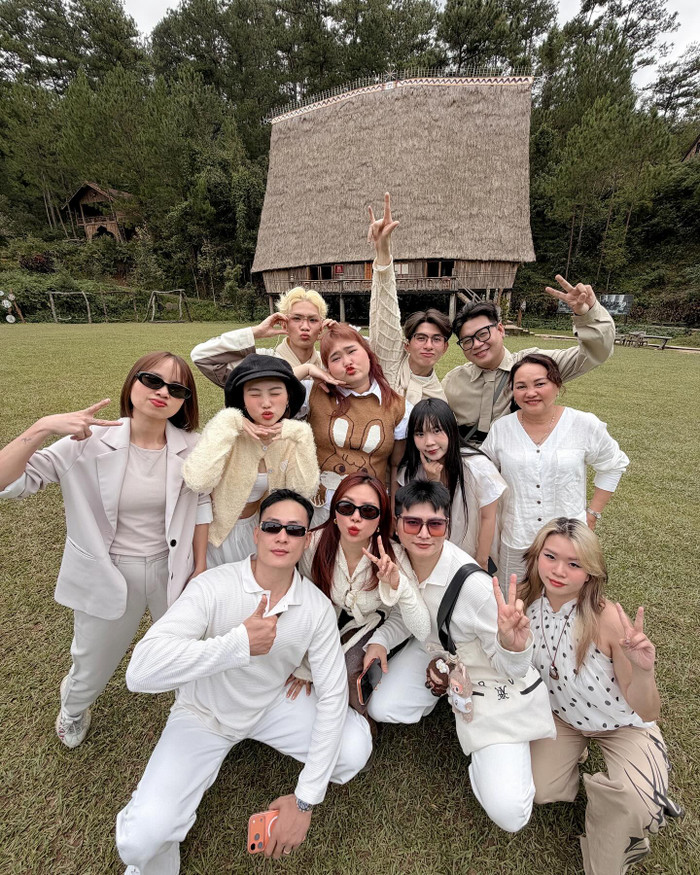 Phương Mỹ Chi có những phút giây thư giãn tại Đà Lạt cùng ê-kíp. Ảnh: IGNV