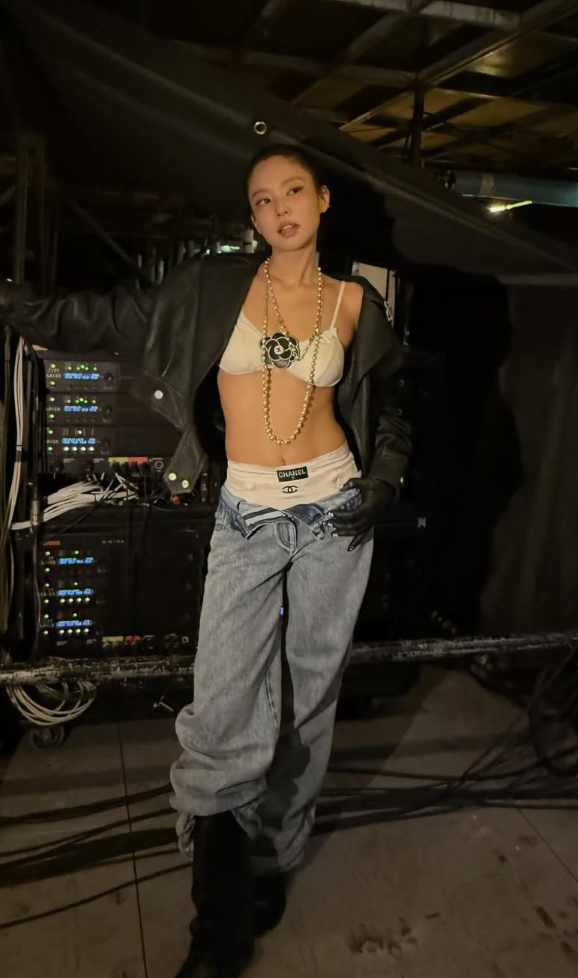 Vóc dáng của Jennie gây nhiều tranh cãi, tuy nhiên, người hâm mộ cho rằng chỉ cần cô mang đến năng lượng tích cực là được (Ảnh: ISNV).