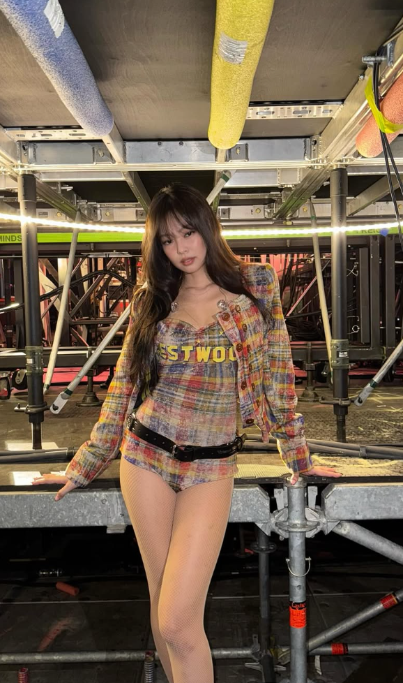 Chính sự tự tin, năng lượng tích cực và khả năng làm chủ sân khấu của Jennie mới là điều giúp cô tỏa sáng (Ảnh: ISNV).