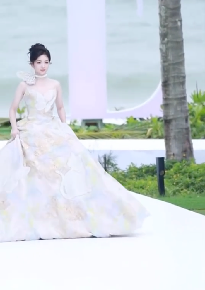 Chiếc váy của nữ diễn viên Đại Lộ Oa có thiết kế nặng nề, cồng kềnh. Ảnh chụp màn hình