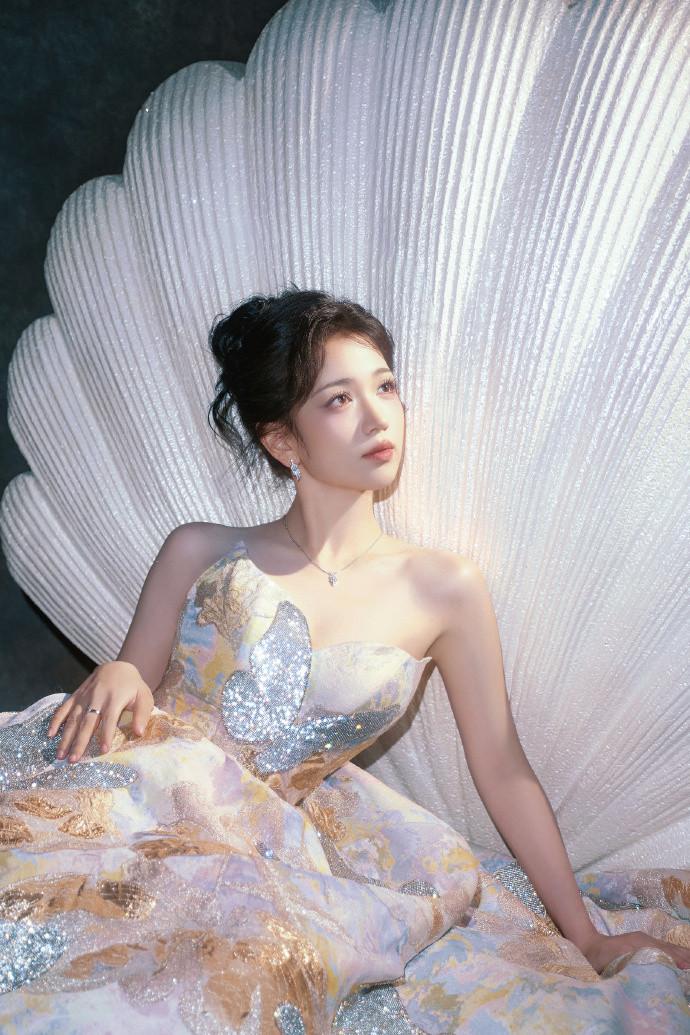 Trước đó Đại Lộ Oa đã chiêu đãi khán giả loạt ảnh nét căng khi diện váy được lấy cảm hứng từ cánh bướm. Ảnh: Weibo