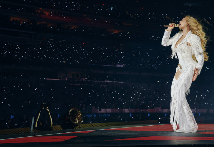 Nữ ca sĩ bị đứt váy trước hàng nghìn khán giả, phải khép nép ngồi xuống để kéo lên Ảnh 1