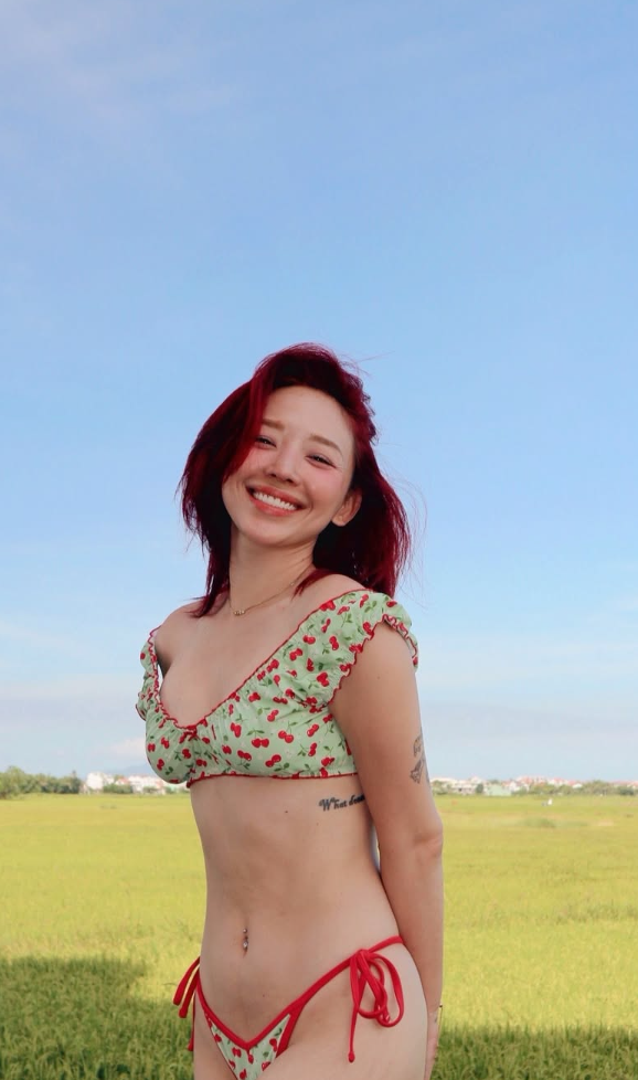 Tóc Tiên khoe vóc dáng trong bộ bikini khiến dân tình 'đứng ngồi không yên' (Ảnh: ISNV).