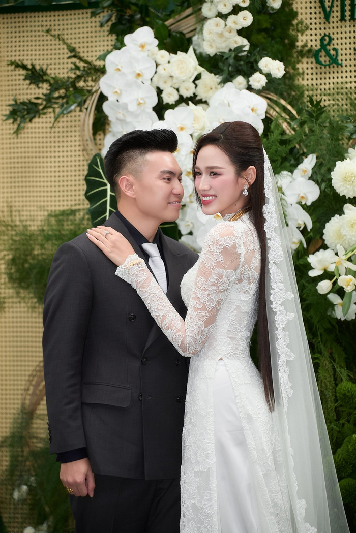 Những khoảnh khắc tình tứ của vợ chồng Đỗ Thị Hà trong đám cưới khiến khán giả 'đứng ngồi không yên'. Ảnh: Linh Lê Chí