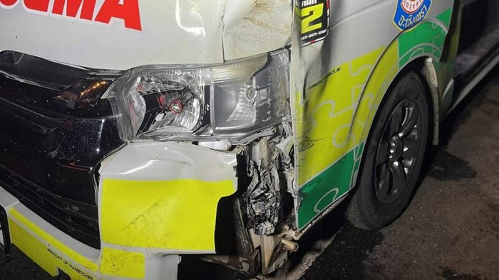 Xe cứu thương tông trúng 'vị khách khổng lồ' trong đêm, 3 người nhập viện khẩn cấp Ảnh 1