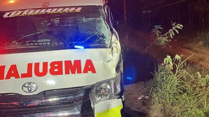 Xe cứu thương tông trúng 'vị khách khổng lồ' trong đêm, 3 người nhập viện khẩn cấp Ảnh 3