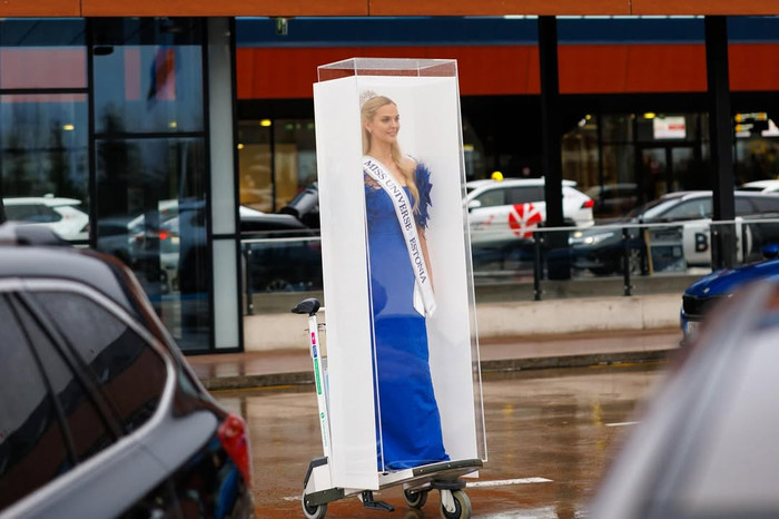 Brigitta Schaback thể hiện sự 'chịu chơi' khi tự hoá thân thành búp bê trên đường đến địa điểm thi Miss Universe. Ảnh: IGNV