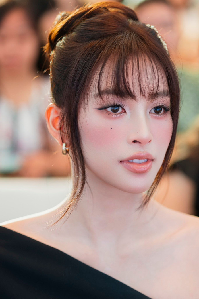 Tiểu Vy thể hiện sự lo lắng khi chứng kiến quê nhà bị ảnh hưởng nặng nề do bão lũ. Ảnh: FBNV