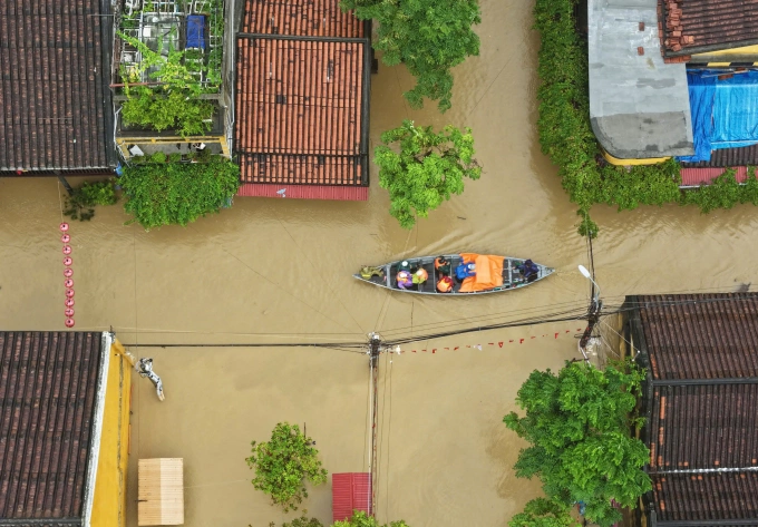 Mưa lớn gây ngập lụt diện rộng. Ảnh: VnExpress