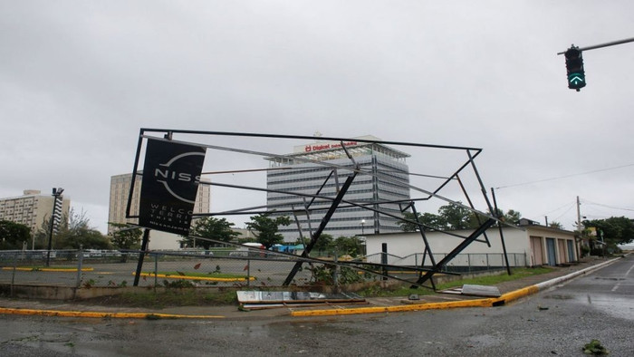 Một khung quảng cáo bị sập một phần gần Tòa nhà Digicel Delves khi cơn bão Melissa đổ bộ vào trung tâm thành phố Kingston, Jamaica. Reuters