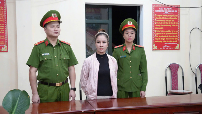 Đối tượng Doãn Thị Lệ Xuân làm việc tại cơ quan Công an. Ảnh: Công an tỉnh Lào Cai&nbsp;