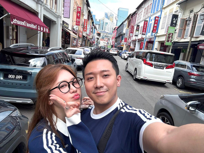 Trấn Thành và Hari Won không ngại thể hiện tình cảm ở chốn đông người (Ảnh: FBNV).