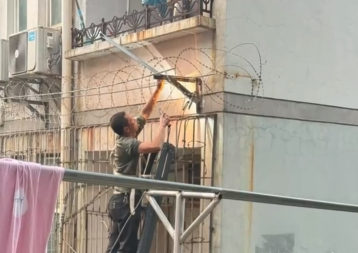 Nữ sinh ở ký túc xá trường học vào đêm khuya, hãi hùng khi nhìn thấy cảnh tượng ngoài ban công Ảnh 2