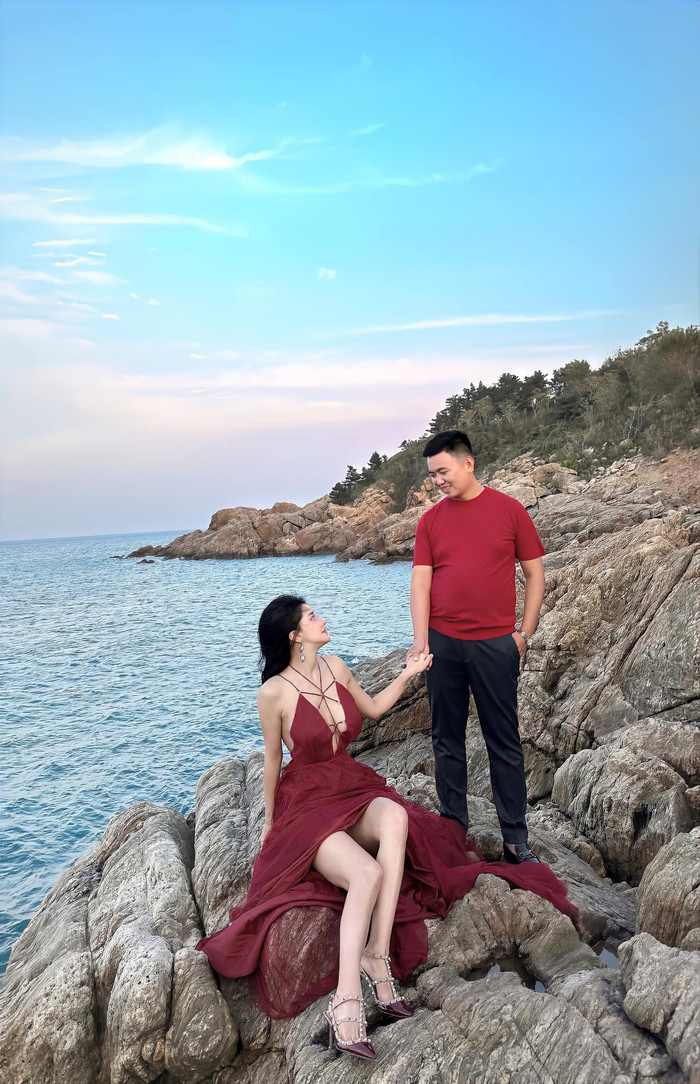 Ban đầu, cô không được mẹ chồng ủng hộ vì quá khứ tai tiếng nhưng dần dần đã thuyết phục được bà. (Ảnh FBNV)