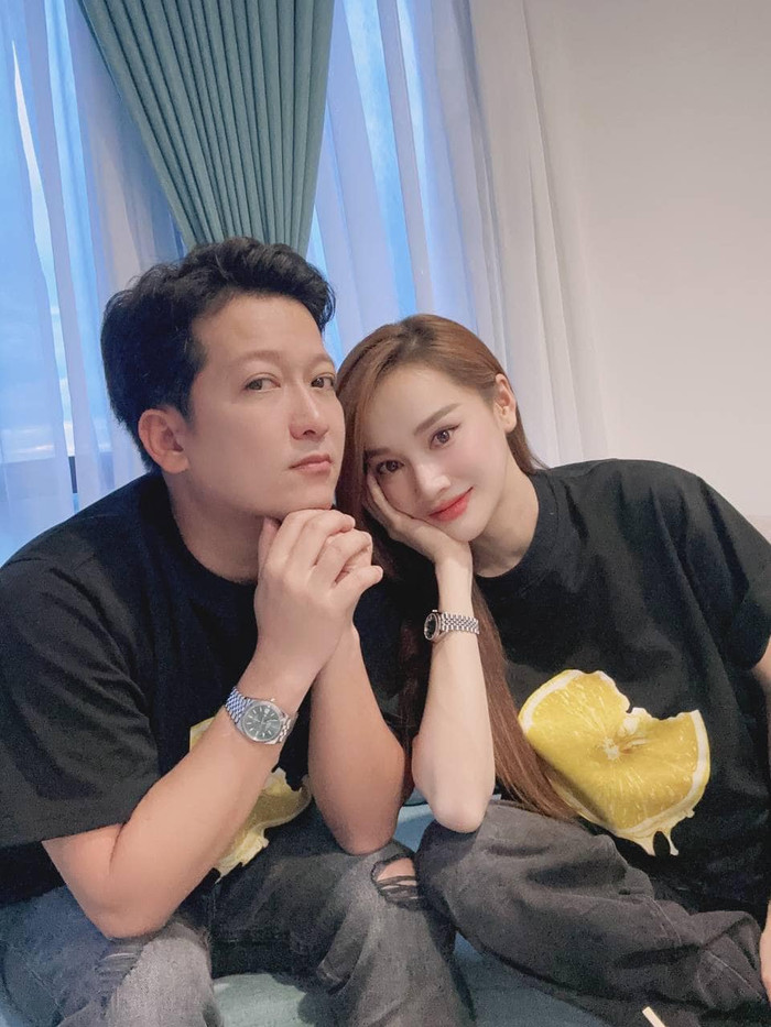 Vợ chồng Trường Giang cùng chiếc đồng hồ đôi. Ảnh: FBNV