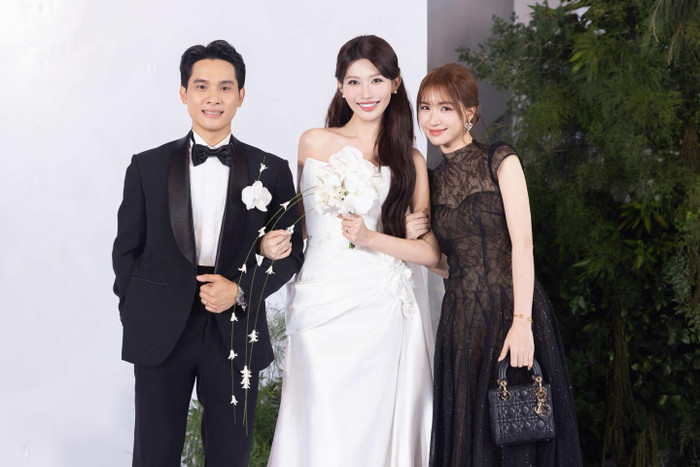 Gần đây, sau khi đến dự tiệc cưới của Á hậu Quỳnh Châu, Hòa Minzy hài hước bàn chuyện đám cưới và nhanh chóng thu hút sự quan tâm của nhiều người. (Ảnh FBNV)