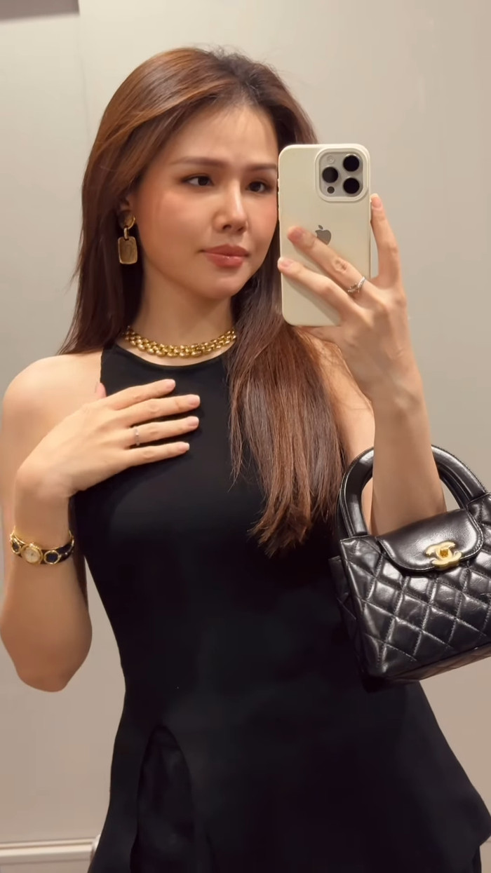 Nữ diễn viên Phanh Lee vui vẻ dùng điện thoại để quay video. Ảnh: IGNV