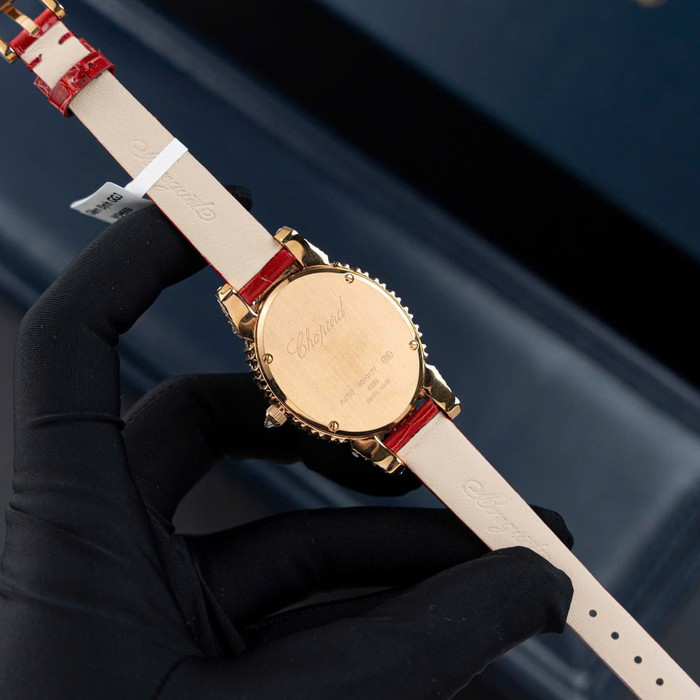 Mặt sau của mẫu đồng hồ Chopard L'Heure Du Diamant. (Nguồn: truongtranstore)