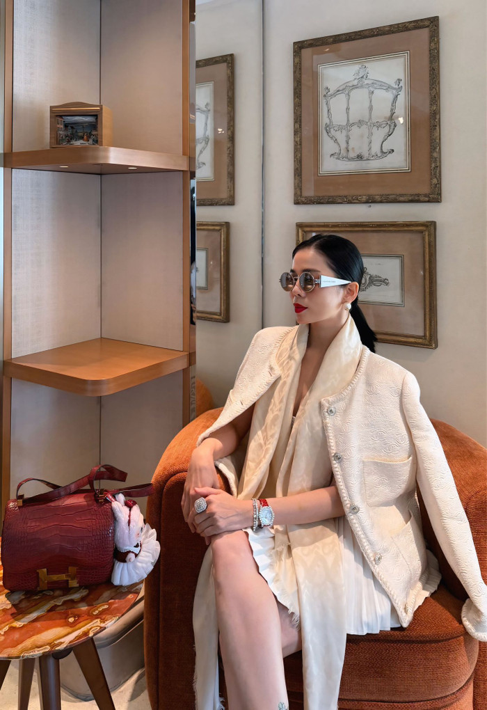 Lệ Quyên lựa chọn Chopard L'Heure Du Diamant làm phụ kiện. (Nguồn: FBNV)