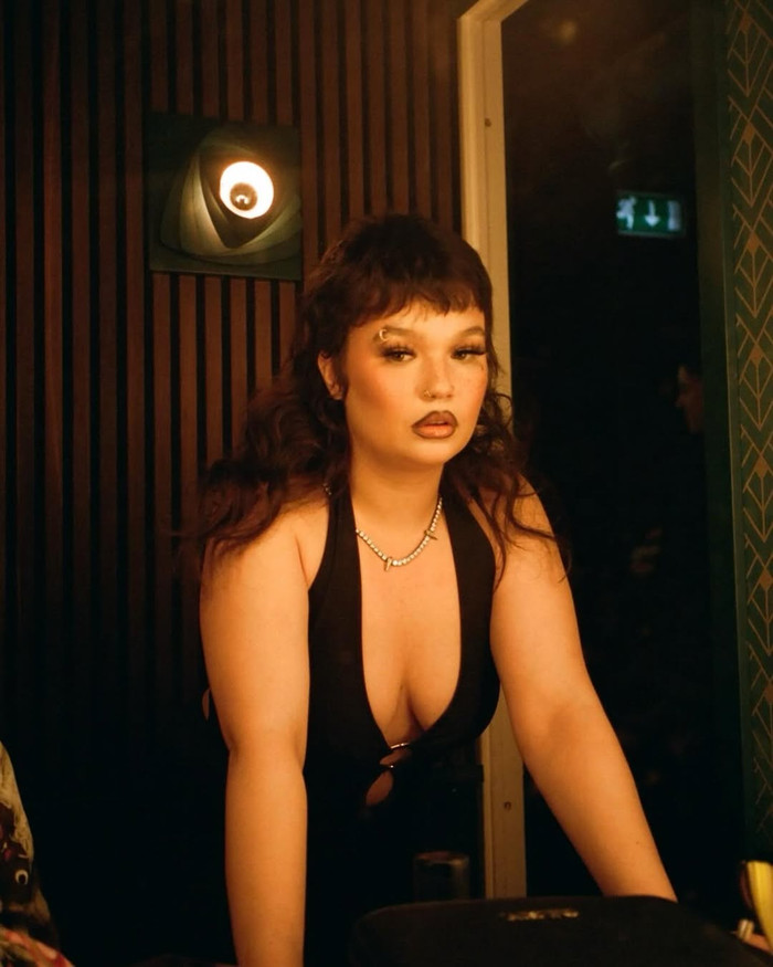 Ngay sau sự cố, Lola Young thông báo hủy toàn bộ các buổi diễn còn lại trong lịch trình, đồng thời hoàn trả toàn bộ vé cho khán giả. (Ảnh: IGNV)