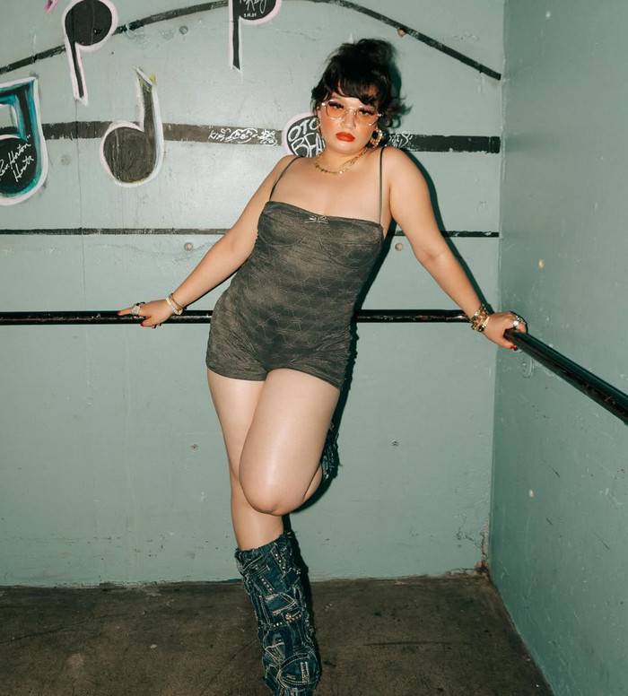 Lola Young được đánh giá là một trong những ca sĩ trẻ nổi bật của làng nhạc pop quốc tế. (Ảnh: IGNV)