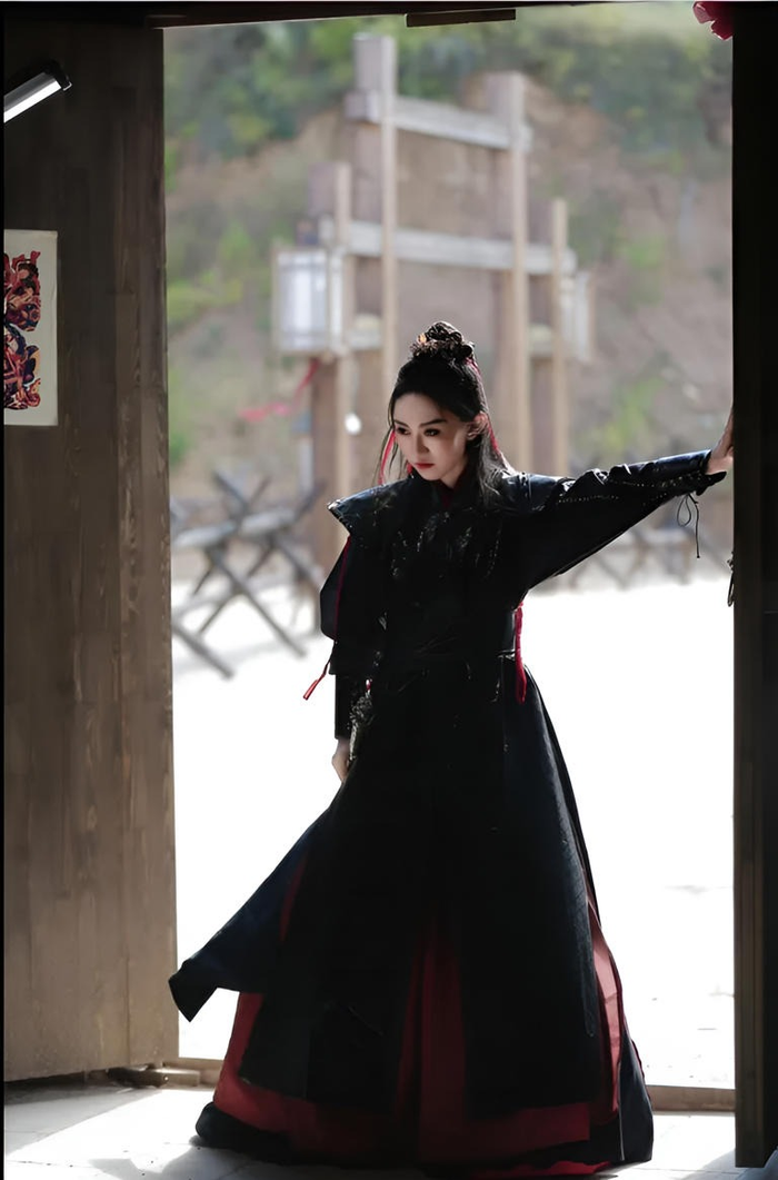 Vũ Thư Điền làm nhiều nghề để mưu sinh, đồng thời nuôi dưỡng đam mê nghệ thuật. 