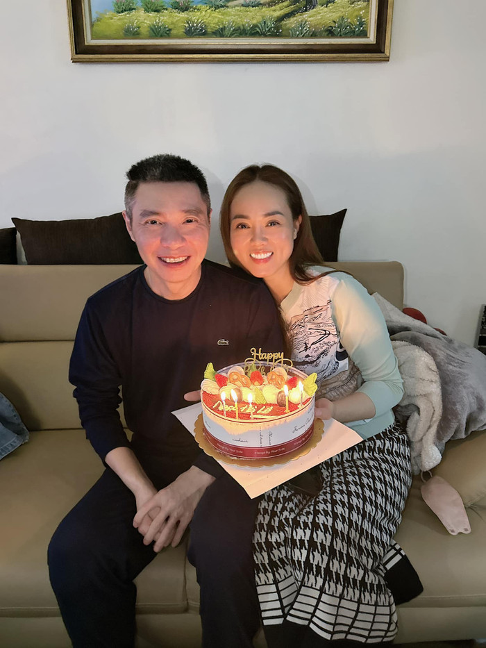 Kể từ khi gặp biến cố sức khỏe, nam nghệ sĩ được vợ tận tình chăm sóc. (Ảnh FBNV)