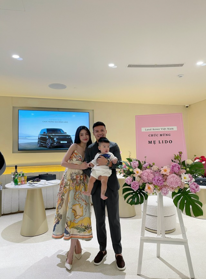 Trước đó Quang Hải cũng đã chi 8 tỷ đồng để tặng vợ chiếc Range Rover. (Ảnh: FBNV)