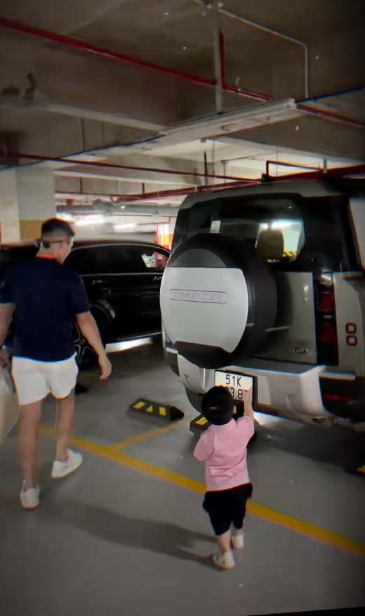 Quang Hải đưa con đi học bằng chiếc Land Rover Defender. (Ảnh: chụp màn hình)