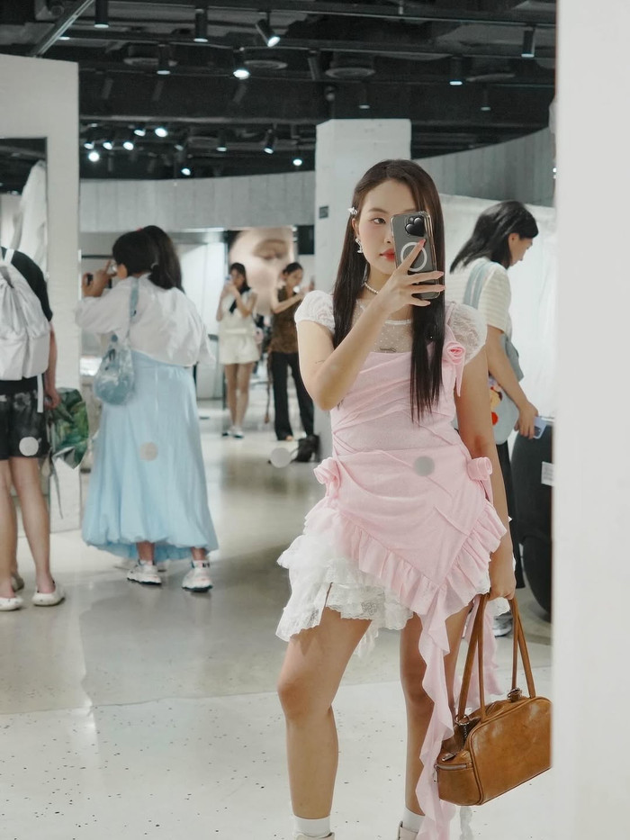 Việc ép tóc thẳng và rẽ ngôi giúp Phương Mỹ Chi trở nên thời thượng hơn so với hình ảnh nữ tính vốn có. Ảnh: FBNV