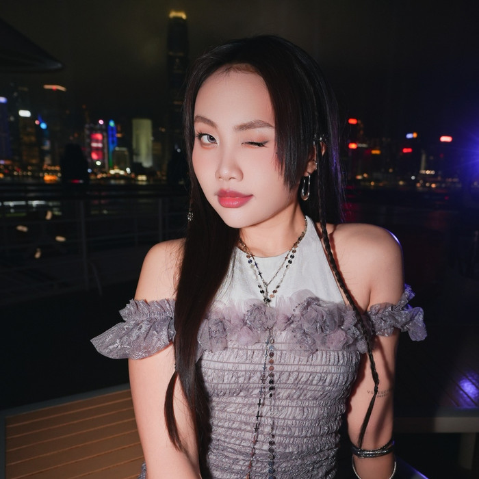 Phương Mỹ Chi ưa chuộng đeo phụ kiện mỗi khi chưng diện. Ảnh: FBNV